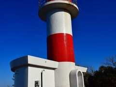 青空に映える対馬棹尾埼灯台。