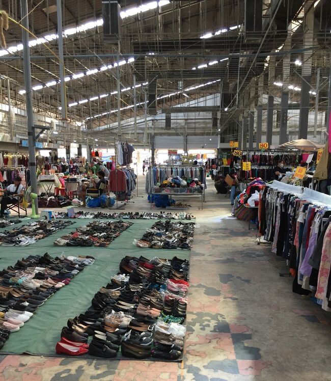 8日（金）　ソイブアカーオ通りの（火金日）古着市場も年が明けて客も少なくなり出品者も少なくなりましたね。