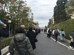 この日の開園は10時。開園に合わせて舞浜に降り立つと結構人がいる～！
荷物検査、検温を今まで以上に徹底しているようでゲートまでにかなり列ができてる…。ランドホテルの隣の駐車場にぞろぞろ並びました。が、列はサクサク進むので閑散期ならそんなに苦ではないかも。