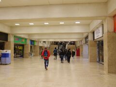 アラメダ駅でレッドラインを降ります。
まだシャッターの締まっている店の前を歩いて、
グリーンラインのホームに向かいます。
