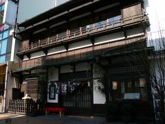 寝坊しての出発なので、小田原に着いた時には、すでに12時を回っていた。
散策を始める前に腹ごしらえをと思い、近くを探してみると、歴史のありそうな店構えの蕎麦屋が目に付いた。
『壽庵』というその店は、訊けば、大正八年創業ということで、建物は、その当時に建てられたものだそうだ。