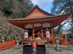 やっと厳魂神社(いづたまじんじゃ)に到着しました。表参道からの石段の数は全1,368段です。金刀比羅本教の教祖である厳魂彦命が祀られているそうです。

厳魂彦命は1613年「死して永く当山を守護せん」と言い残し、天狗と化して忽然と姿を消したと伝えられているそうです。

これから階段を下ります(苦笑)。私も天狗のように階段をショートカットして飛び降りた～い。