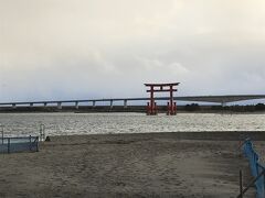 静岡県での目的地は弁天島海浜公園です。
海の中に鳥居が建っていて、その向こうに見えるのが浜名大橋だと思われます。
この、鳥居が建っているところは、海（湾）なのか？浜名湖の南端なのか？