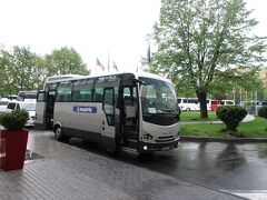 8:15ホテル発で【世界遺産】プラハを観光します。
今日は小さいバスです