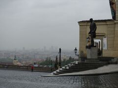プラハ城近くの展望スポットですが、雨なので眺めはイマイチ