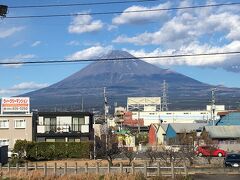 この駅からの富士山の眺めは素晴らしいのです。
雪があればなお良かったのですが。