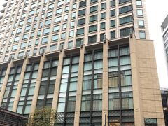 歩いて、2，3分と至便なところに位置するペニンシュラ東京。