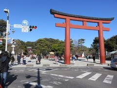 由緒ある鎌倉の鶴岡八幡宮。
今までも折に触れて、お詣りさせて頂きました。
そして、何度も窮地を救って頂いた気がします。
日頃のお礼と感謝の気持ちを込めてお詣りします。
若宮大路から三の鳥居へ。