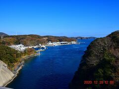 対馬の南北を分ける浅茅湾と三浦湾の間に開削された万関瀬戸と呼ばれる運河に架かる橋。