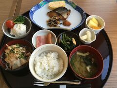 宿泊したホテルフジタの和朝食セットです。コロナ対策でビュッフェでなく御膳での提供でした。思いがけず越前そばとご飯のお供の味噌を食べられました。