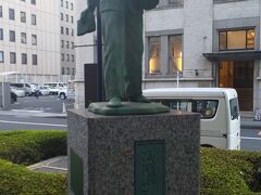 新聞少年の像。

こちらは横浜情報文化センター横に立っています。

少年が新聞配達を頑張ってる姿。この建物と合ってます。