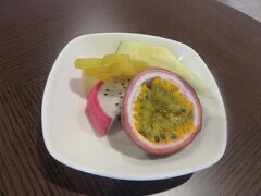 お部屋に戻って冷蔵庫にセットされていたウェルカムフルーツをいただきます。
パッションフルーツ、ドラゴンフルーツ、スターフルーツなどの南国のフルーツたちでした。