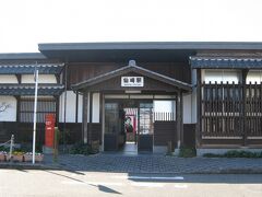 列車の時間までまだ随分ありますが、仙崎駅の駅舎を少し見学。
仙崎駅の駅舎は、木造平屋建てでした。