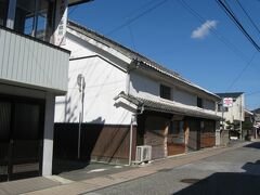 仙崎駅からみすゞ通りを北上し、まずは金子みすゞ記念館を目指します。
昔ながらの古い家並みが残る商店街です。