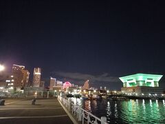 山下公園。
こんなに人がいない公園初めて。
ってくらい人がいない。