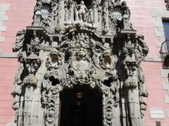 メトロに乗ってプリンシペ ピオ駅からTribunal駅に移動します。乗り換えなしなので迷うことはなかったです。
市立歴史博物館です。無料との情報は入手していていたのであまり期待してなかったのですが、内容は充実していました。
建物の入り口が凄くて圧倒されました。市の無料公開施設でこの内容を展示しているのは文化的に素晴らしいと感じました。