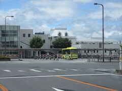 裏から見ると結構近代的な建物の米沢駅