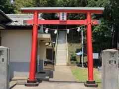 埼玉県北本市にある東間浅間神社。創建年代などは不詳ながら、崇徳天皇の御世、武蔵国守大納言藤原俊行公が霊夢により当社を創建したとも、江戸時代初期に大島家の先祖深井藤右衛門及び長楽坊・大乗坊が当社を勧請したとも、また鴻巣の勝願寺の和尚の世話で大島家の氏神を鎮守のなかった当地に遷し祀ったともいいます。