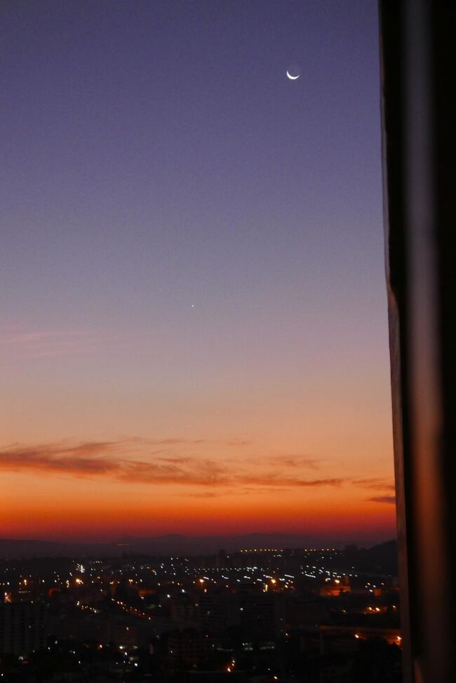 11日　6：21　朝焼けと月