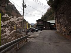 12：45　みたらい休憩所
せっかくここまで来て、みたらい渓谷は外せない、でも、そんなに時間がないので、
みたらい休憩所に車を停めて、往復45分のハイキングをすることにしました。