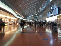 今回もスタートは早朝の羽田空港
GOTOトラベルキャンペーンが本格的に始まって
空港にも人が戻ってきました
