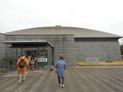 最初の訪問地、那須野が原博物館です。このツアーに説明員として同行する金井忠夫氏は、この館の元館長だそうです。