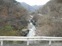 往路では寝ていて見なかった塩原渓谷です。この川岸に、温泉風呂がいくつかあるそうです。