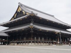 ただいま10時です。
これまた何も調べずに来たけど、京都駅の近くにお寺があるじゃないですか。
せっかくだから行ってきました、東本願寺。