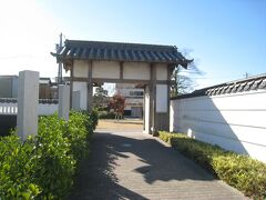 大浜陣屋広場。
＝明和5年に水野忠友が一万三千石の領地をもらい大浜に陣屋を構えたのが始まり。
その後大浜陣屋は沼津藩、菊間藩を経て、菊間県が額田県に統合され、その役目を終えた。＝