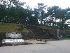 雨が降ってきましたが、座喜味城へとりあえず向かってみます。
到着すると、ちょうど雨が止んだので見学することに。
ここは入場無料です。
隣にミュージアムがあって、行きたかったのですが当然元旦はお休み。。