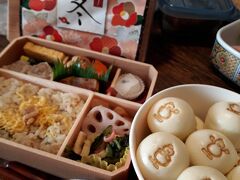 晩御飯に買って帰りました。珍しく「シウマイ弁当」をこらえて（！）（シウマイまんを買いたかったので）「冬のお弁当」にしました。でも、シウマイは入っていましたし、ご飯が炊き込みご飯だったほかは付け合わせの筍や漬物などもシウマイ弁当と変わりなかったです。
中華街はコロナに負けずに発展していってほしいですね。