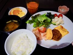３日目の朝、この日は前日の反省をかねて、オープン5分前の6時25分に朝食会場へ。
しかし、朝食会場はすでにオープンしており、すぐに入ることはできたものの、それなりに中は混んでる・・・
おそるべし・・・
出てきた頃には、やはり長蛇の列ができていました。
