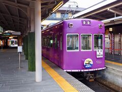 紫色の可愛らしい１両編成の電車に揺られて嵐山に到着。