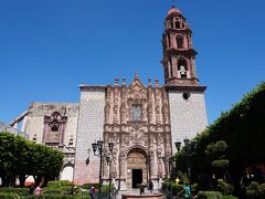 サンフランシスコ教会　メキシコ風バロック様式の教会で正面のファザードが見事です　尖塔が2つあるのが正解だと思いますが何故か1つだけの教会でした

