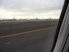 東京羽田空港に到着です。
多くの飛行機が羽根を休めています。
新年も飛行機旅が楽しめるかどうか気になっている自分がいます。