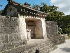 園比屋武御嶽（そのひゃんうたき）石門。世界遺産です。
国王が城外へ外出する際に無事を祈願した場所だそう。