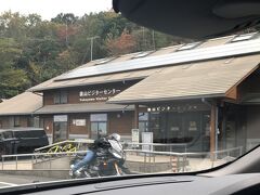 横山ビジターセンター前で係員さんに
ビジターセンター脇の駐車場から歩くか
展望台の駐車場を利用するかと聞かれて
展望台の駐車場を選択して、20分ほど待ちます。
下って来た台数分だけ登れます。


