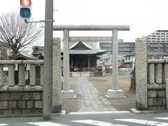 横浜熊野神社の鳥居。

ここは、鶴見市場駅から歩いて10分くらいでした。

横浜熊野神社は、800年代初期に紀州熊野本宮の祭神を分霊して創建されたと言うことですから、歴史の古い神社です。
