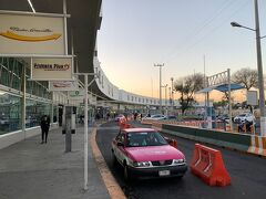 06:45　陽が昇る少し前に北バスターミナル到着　駅からは道路を渡るだけなのですぐ分かります