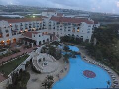 旅の５日目。やっと明るくなり始めた午前６時。
眠りからさめたばかりのホテル日航アリビラ。