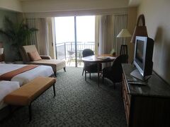 ホテル日航アリビラに戻って。
この日から同じフロアーで通路を挟んで反対側の残波岬側の部屋に移動しました。