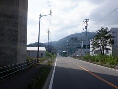 　午後3時、さらに山あいを走る高知自動車道沿いの県道を進みます。朝5時から歩き遍路で急坂を上り下りし疲れがたまっています。高知市への逢坂峠に栗しみながら30番札所善楽寺に達しました。