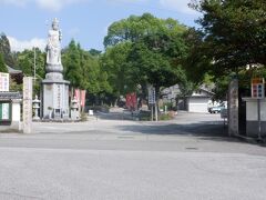 　明治維新を進めた土佐は、幕末までの神仏混合政策から神仏分離に強く変更推進しました。（廃仏毀釈運動）そのあおりで土佐神社と一体で運営されていた善楽寺は廃寺になってしまいました。