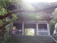 　五台山山頂をあえぎながら登り切り、下った途中で見つけた竹林寺山門にたどり着きました。
