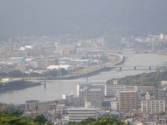 　五台山の険しい坂を漕いで登ろうとしました。しかし力尽きて自転車を降りて押して登ります。振り返ると香川・徳島の川が注ぐ浦戸湾と高知市街が美しいです。