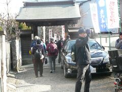 この写真は、正泉寺の山門です。

正泉寺は、JR京浜東北線と京急線を横切って、更に国道15号線（通称第1京浜）を渡ったところにありました。詳しく言うと、旧東海道と鶴見川に挟まれた地点です。東福寺から歩いて25分くらいかかりました。

このお寺に到着したときは午後1時でしたので、ここでランチ休憩をしました。

正泉寺は真言宗智山派の寺院で、約400年前に創建されています。
