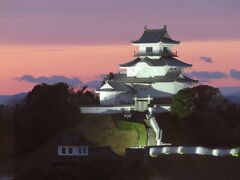 夕暮れ時の掛川城天守閣を　
ドーミーイン掛川のゲストルームから　
眺めました