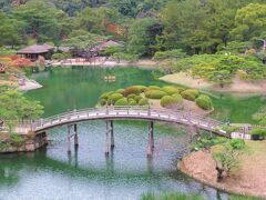 今朝、サンライズ瀬戸で高松に到着し、その足で栗林公園を訪れ、公園内「花園亭」で朝がゆを食べ、散策＆和船乗船。
今日はこの後、屋島と四国村へ行きます。
そして夜、紅葉ライトアップを見るため再び舞い戻る予定です。