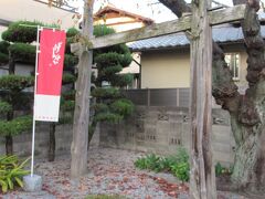 肝心のその「總門」とはこんな木の柵？
この門は初代高松藩主：松平頼重が再建したものですが「總門」と言うにはあまりにもみすぼらしい  (u_u)
下降モードの平家の行末を象徴しているようで侘しい感じです。

この赤白の幟旗が屋島古戦場史跡スポットの目印です。
この先も随所に見られ、つい見てしまいました。
平家のシンボルの赤の割合の方が多いんですね。