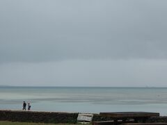 自転車で5分ほど走っているうちにザーザー雨が降ってきて、こちらで雨宿りしました。
たぶんここがコンドイ浜。
八重山諸島の数あるビーチの中でも、有数の透明度らしい。
天気もよろしくないので、サクサクいきましょう。